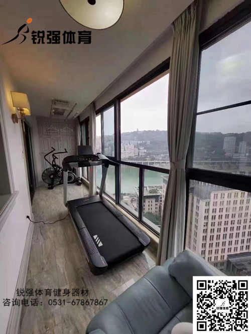 濟南某小區(qū)陽臺上的私家健身房